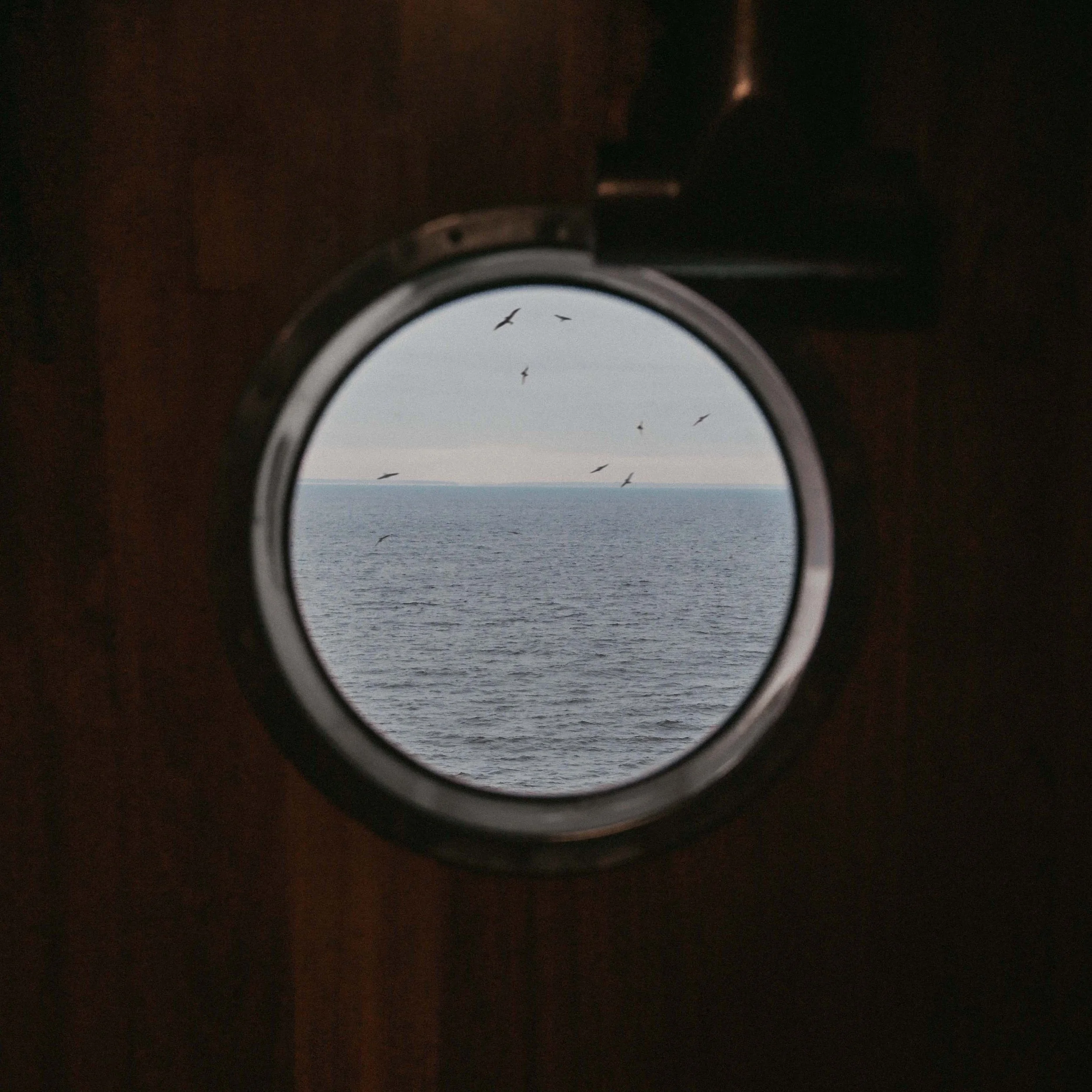 Marinevinduer monteret i båd – oplukkeligt bådvindue med marine rude